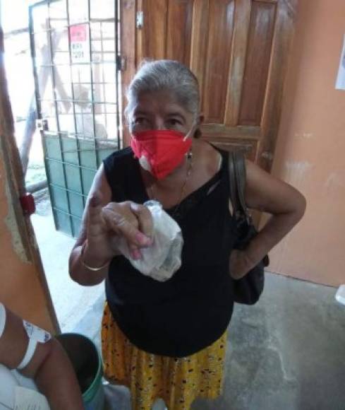 Otra hondureña ejemplar que cumplió con su deber cívico de participar en las elecciones primarias 2021. 'Venimos a votar por la democracia', dijo doña Altagracia Pineda, de 66 años, en el barrio Kilómetro 5 de Puerto Cortés.