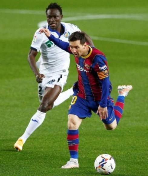 Lionel Messi, trastrabillando, avanzando con dirección a la portería del Getafe para marcar el primer gol del partido.