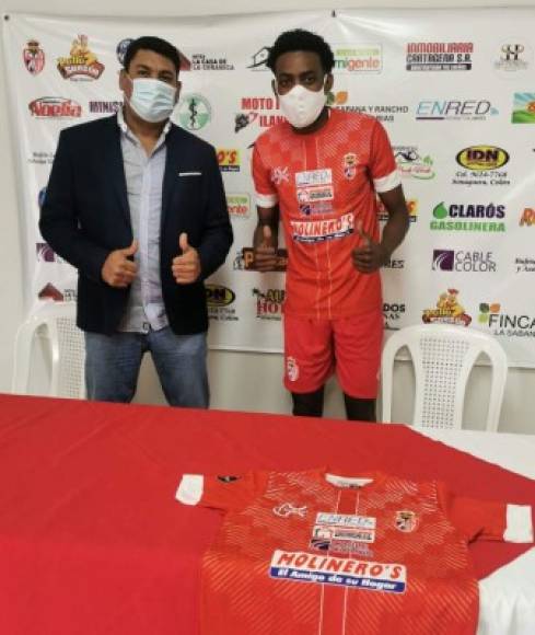 El delantero cubano Maykel Reyes ya luce los colores de la Real Sociedad de Tocoa después de ser presentado. El ariete firmó contrato por un año.