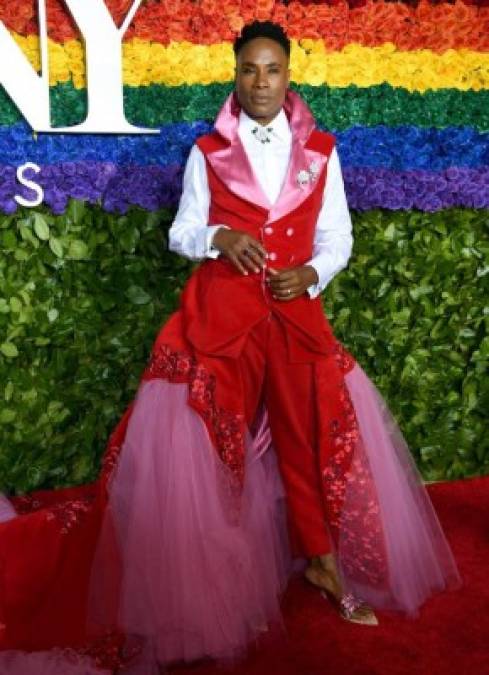 Billy Porter se esmeró para esta alfombra roja; para recrear un estilo digno de Broadway, su conjunto fue confeccionado con parte de las cortina usadas en el musical 'Kinky Boots', por el cual ganó el Premio Tony al mejor actor en un musical en 2013.<br/><br/>