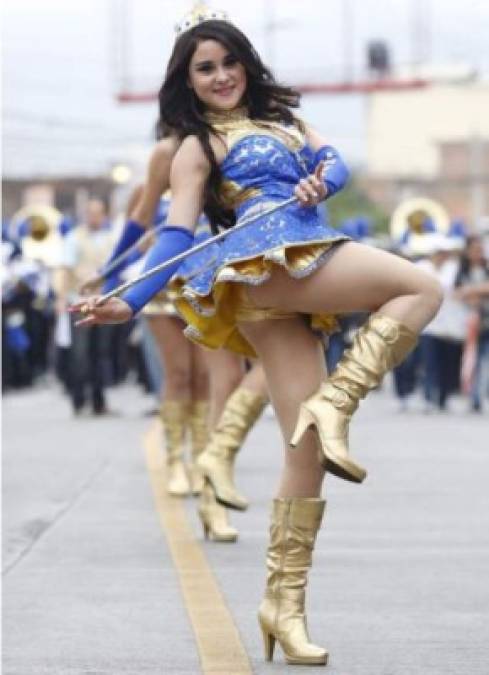 Ónice Flores representante del Infop en 2015, acaparó la atención de las cámaras a su paso por el desfile.