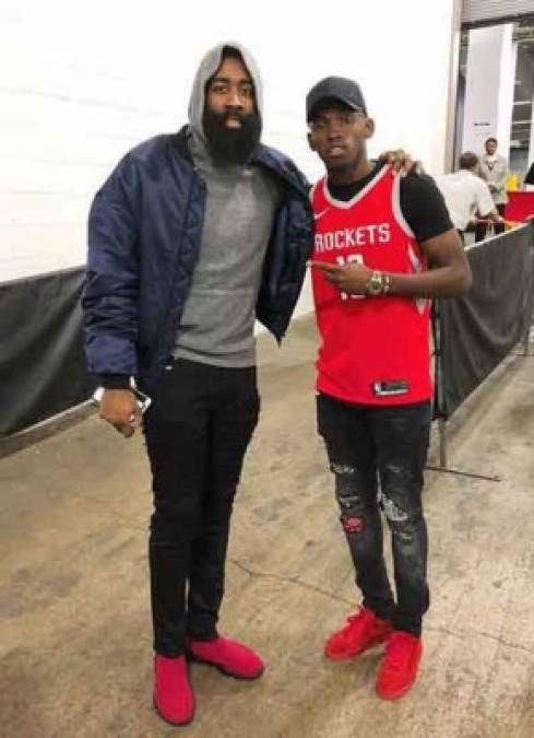 Alberth Elis se da sus lujos y aquí junto a James Harden, estrella de los Houston Rockets de la NBA.