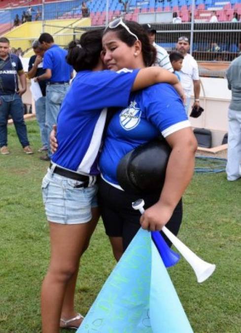 Estas seguidoras del Victoria se consolaron al final del partido.