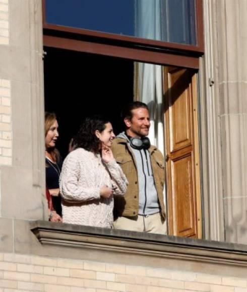 Varios actores fueron captados disfrutando del tradicional desfile, entre estos Bradley Cooper.