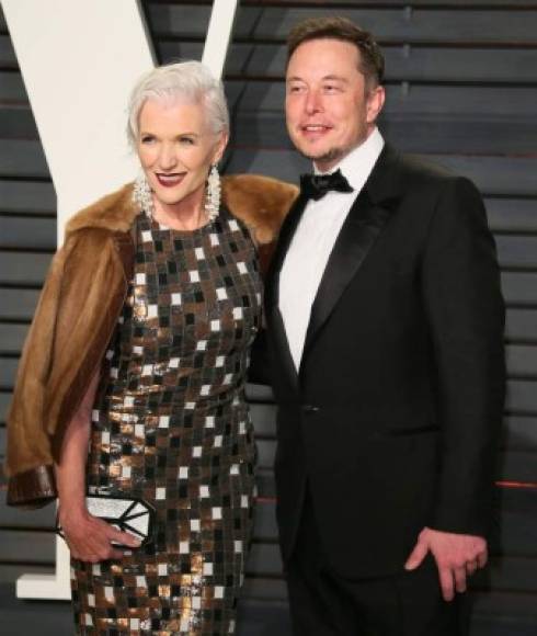 La modelo Maye Musk llega con su hijo Elon Musk (CEO de la compañía SpaceX).