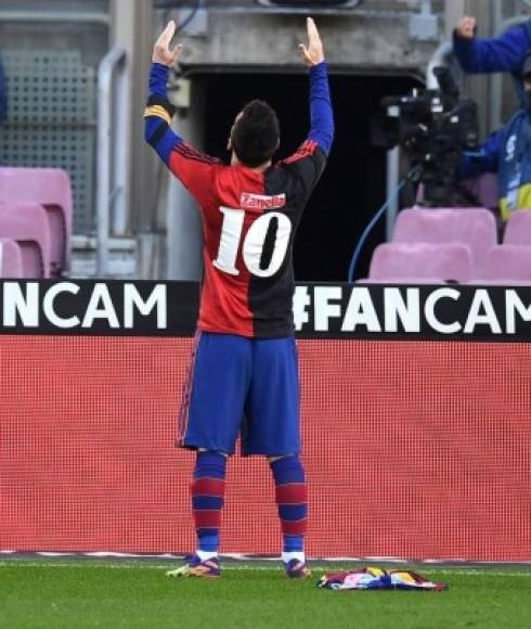 Real Madrid's Brazilian midfielder Casemiro (C) reacts after missing a goal opportunity during the Spanish League football match between Osasuna and Real Madrid at the El Sadar stadium in Pamplona on January 9, 2021. (Photo by ANDER GILLENEA / AFP)