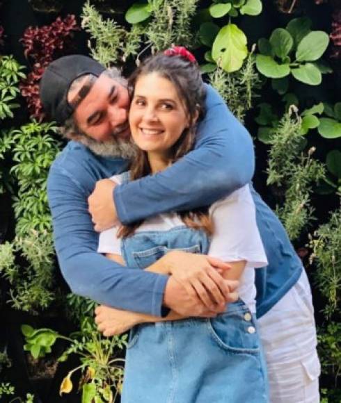 El actor mexicano que formó una familia con la también actriz Mayrin Villanueva, se deja ver en su Instagram con su nuevo físico y una pronunciada barba blanca.