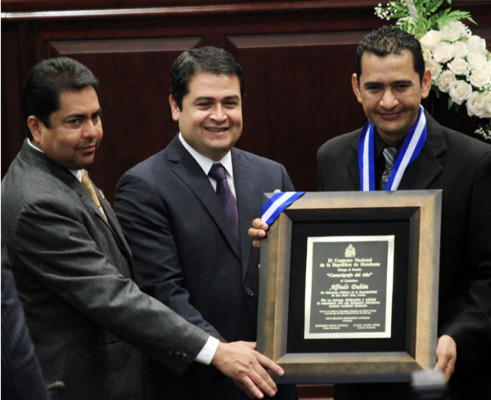 Congreso entrega premios a periodistas de Honduras