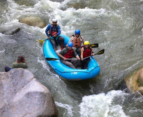 Juan Orlando Hernández recorre en rafting el río Cangrejal de La Ceiba