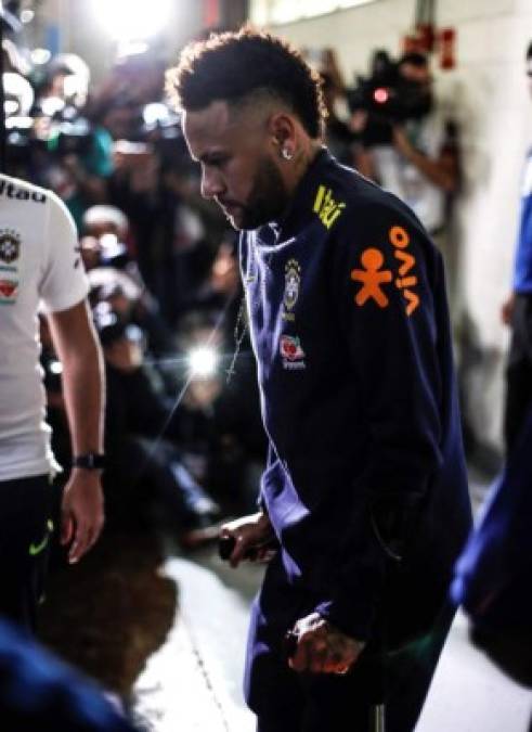 Neymar se marchó del estadio Mané Garrincha en muletas con dirección a un hospital para realizarle pruebas médicas. Foto EFE