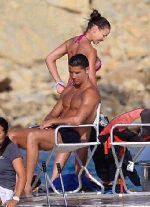 A Ronaldo se le ha visto rodeado de un par de mujeres. FOTO GTRES.