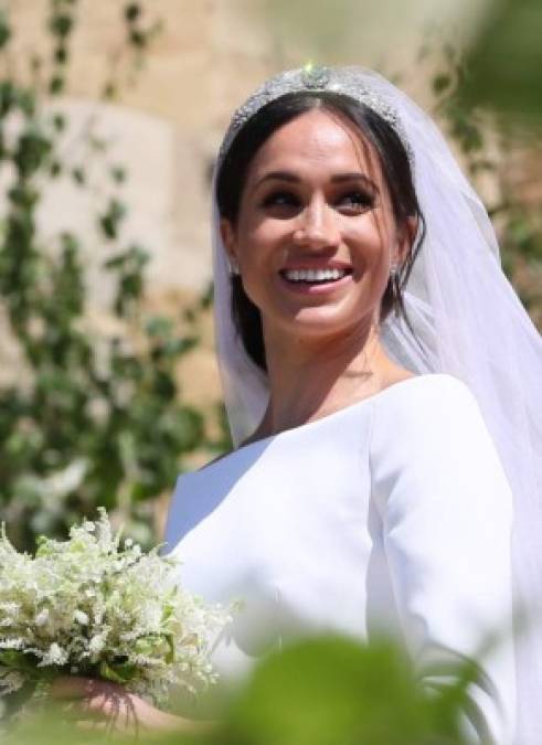 Meghan, una joven divorciada de 36 años, se ha convertido en el primer miembro de la familia real británica con un padre blanco y una madre afroamericana, al unirse con el hijo menor de la princesa Diana, de 33 años.<br/>