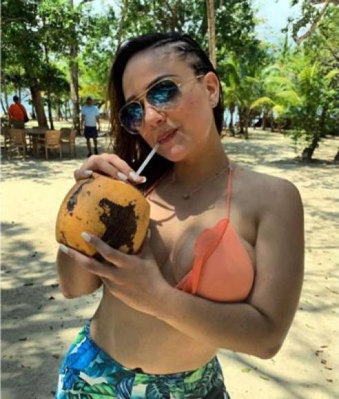 Andrea Velásquez, presentadora de Canal 11, se la ha pasado a lo grande en Roatán.