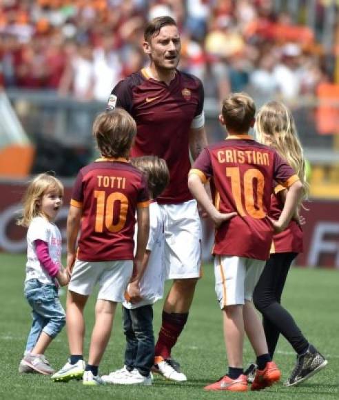 Francesco Totti - El jugador italiano tiene tres hijos Cristian Totti, Isabel Totti y Chanel Totti.