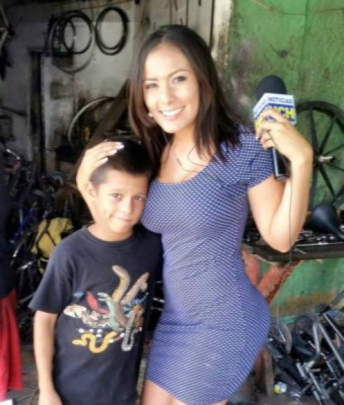 Elsa Oseguera con un pequeño fan.