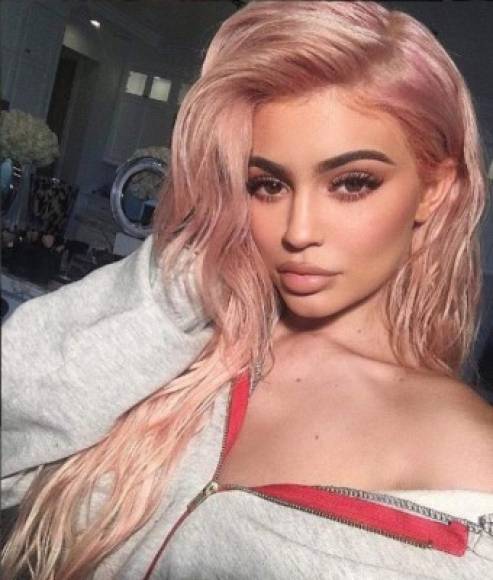 Por su parte, Kylie sigue manteniéndose en silencio más allá de las publicaciones que comparte en sus redes sociales, la mayoría de las cuales son fotografías antiguas o tomadas de manera en que únicamente se vea su rostro y su escote.