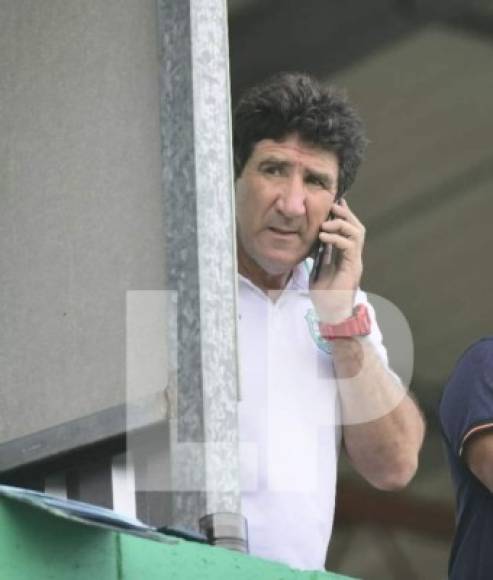 Héctor Vargas estuvo dando indicaciones a su asistente Jorge Pineda a través de un celular.