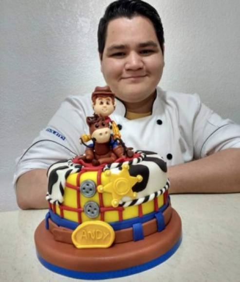 Al conocer el arte de la repostería, sintió una gran atracción y esto fue lo que lo llevó a estudiar esa carrera. Estudió un año de repostería artesanal y después se especializó en una maestría internacional.<br/>