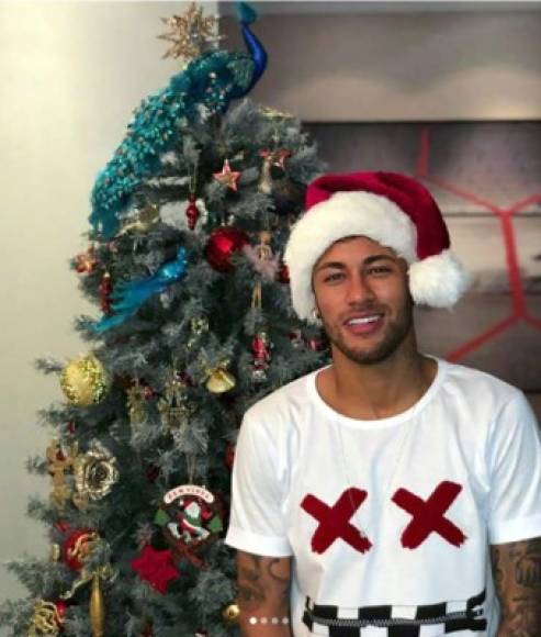 Neymar compartió en su Instagram esta imagen junto al arbol y su gorro de Santa.