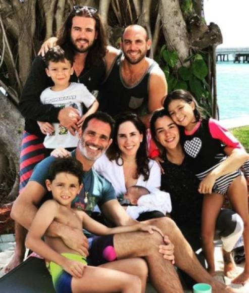 Esta imagen es la última foto que colgaron en sus redes sociales, de su viaje a Miami, en donde el actor posa junto a su esposa, hijos, y su hermano Jorge (a su lado) y su hermana Silvia (abajo de blanco).
