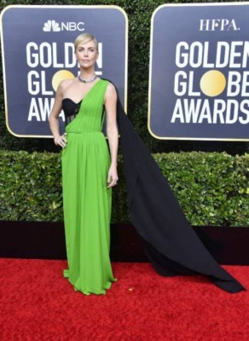 La actriz sudafricana Charlize Theron generó opiniones encontradas con su vestido de Dior con un color verde fluorescente. MIRA: <a href='https://www.laprensa.hn/fotogalerias/farandula/1346532-411/alfombra-roja-de-los-globos-de-oro-2020' style='color:red;text-decoration:underline' target='_blank'>Todos los looks en la alfombra roja de los Globos de Oro 2020</a>