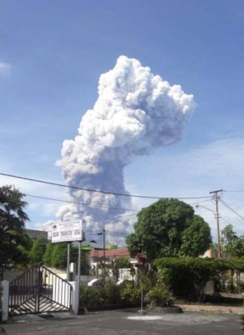 Agravando la tragedia en Célebes, el volcán Sotupan entró hoy en erupción, lo que obligó a las autoridades del país asiático a elevar la alerta en la zona a nivel 3 de una escala de 4, informaron fuentes oficiales.