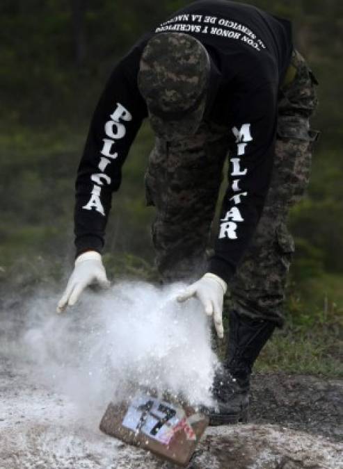 Un miembro de la Policía Militar participa en la destrucción de la droga.