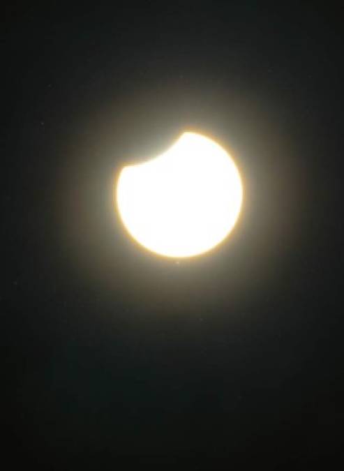 Allá donde el eclipse fue menor, nuestra estrella se vio solo ligeramente mordida, como en Bruselas -donde también estaba nublado- o en Pamplona (norte de España) con un cielo despejado que dejó ver un Sol que parecía tocado con unos pequeños cuernos.