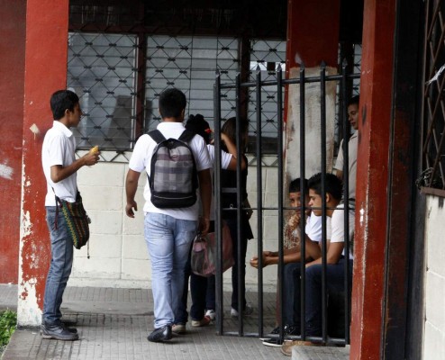 Sin vacaciones, estudiantes hondureños recuperan el año