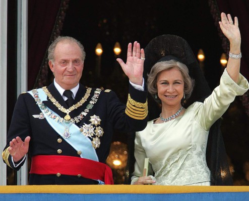 El rey Juan Carlos de España abdica a favor del príncipe Felipe