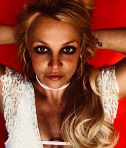 A las extrañas imágenes, podemos agregar que el hijo de Britney aseguró durante un video en vivo que su mamá no la estaba pasando nada bien, esto después de haberse roto un pie mientras realizaba una rutina de baile.