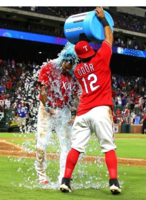 BÉISBOL. Victoria muy helada. Rougned Odor, de los Rangers de Texas, baña con agua helada a Elvis Andrus al final del juego que le ganaron ayer a los Medias Rojas de Boston. Foto: AFP/Rick Yeatts