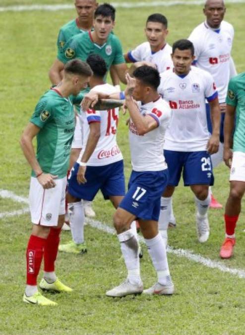 Los dos jugadores fueron amonestados por esta bronca que protagonizaron.