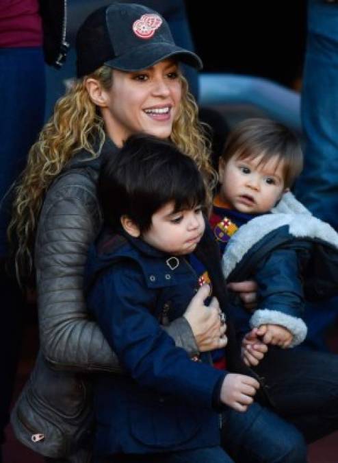 Shakira cargando a sus dos hijos.