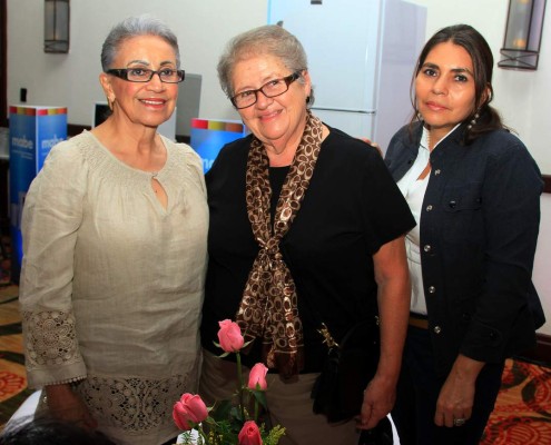 Flora Duarte, Leticia Dávila y Dinora Portillo.