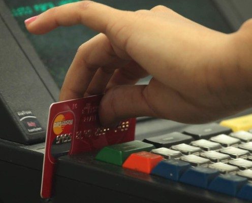 Uso de tarjeta de débito reporta baja