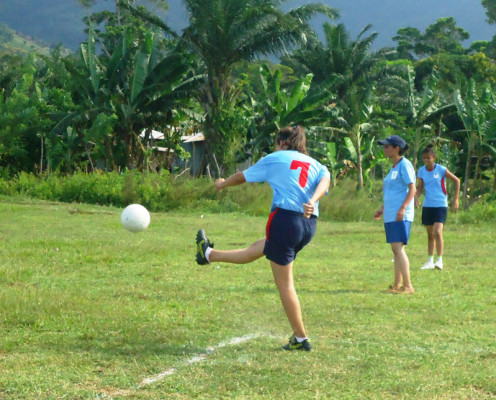 Jóvenes promueven la paz por medio del fútbol
