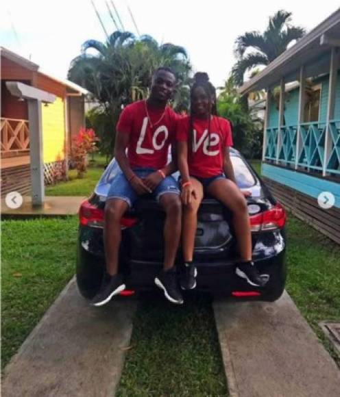 El lateral hondureño Kevin Álvarez junto a su novia Crysthal Rodríguez, con camisetas que forman la palabra 'Love' (amor).