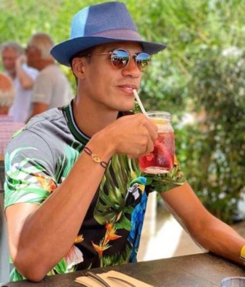 El defensa del Rael Madrid, Raphael Varane, con un look muy veraniego en la isla de Córcega, en Francia.