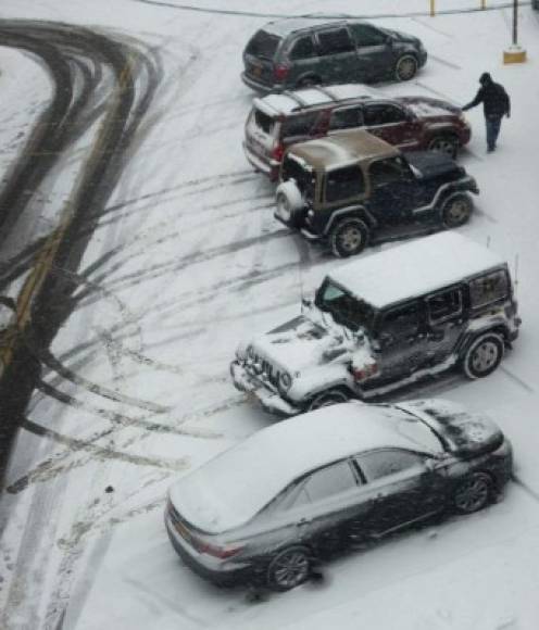 Las autoridades de la ciudad de Nueva York recomendaron a los conductores tener precaución debido a las capas de hielo que cubren las carreteras, propicias para ocasionar accidentes de tránsito.