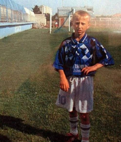 Al llegar a Zadar y poner a salvo sus vidas, Modric vivió con su familia en el Hotel Kolovare, donde disfrutaba jugando al fútbol con otros niños. Su talento no paso desapercibido para los empleados del hotel y se pusieron en contacto con el NK Zadar para que le ficharan como acabaron haciendo.