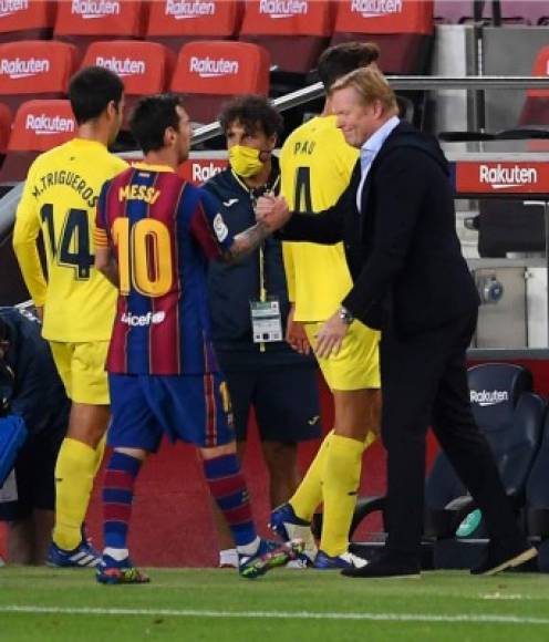 El saludo al final del partido de Ronald Koeman, con un sonrisa, y Lionel Messi, con rostro serio.