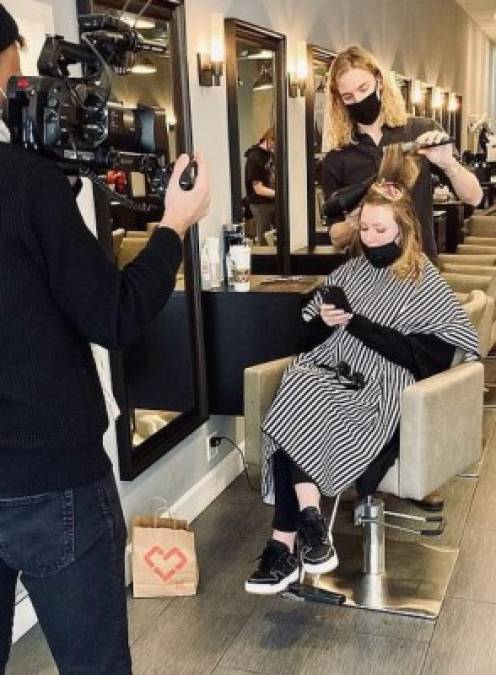 La joven después se fue a un exclusivo salón de belleza seguidas por las cámaras de un canal alemán que documenta sus pasos tras abandonar la cárcel.