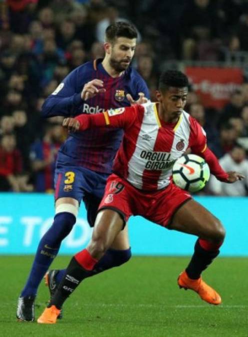 'Choco' Lozano controla el balón con el pecho ante la presión que le ejerce Gerard Piqué.