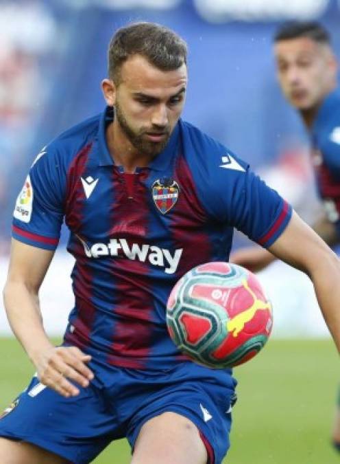 El delantero Borja Mayoral, que estaba cedido por el Real Madrid en el Levante, difícilmente seguiré en el equipo valenciano. Según asegura ‘La Gazzetta dello Sport’, el club blanco ya ha llegado a un acuerdo con la Lazio para el traspaso por 15 millones de euros del atacante español, que firmará un contrato de cinco temporadas y que tendrá una ficha de 1,7 ‘kilos’ anuales.