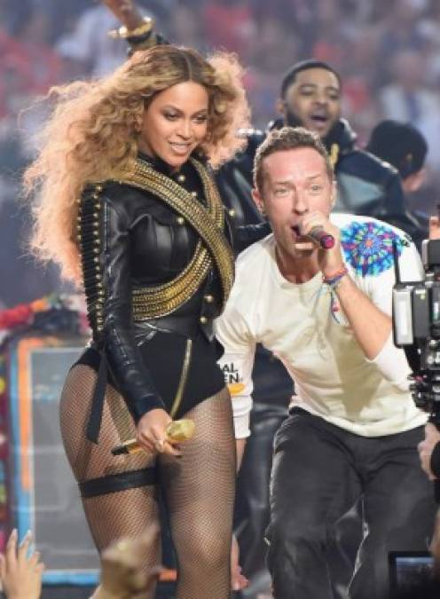 Beyonce y Chris Martin de Coldplay en el espectáculo de medio tiempo del Super Bowl.