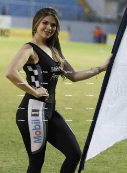 Las edecanes engalanaron el estadio Morazán con su belleza.