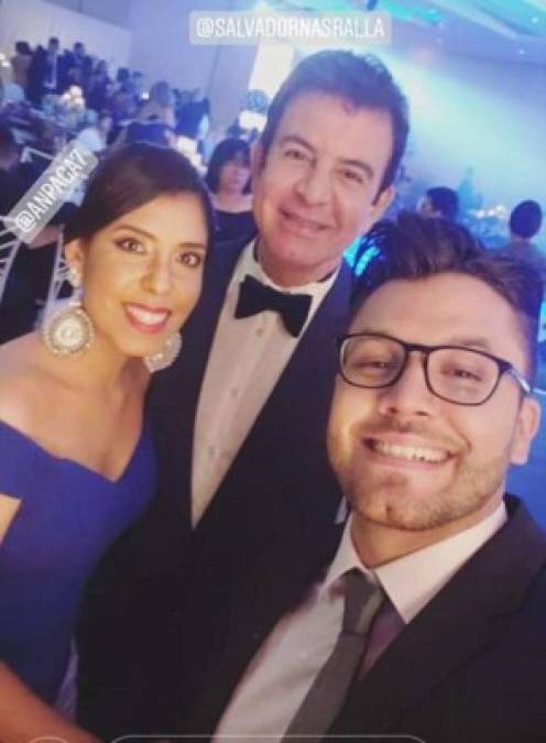 Chicos de Televicentro junto a Salvador Nasralla.