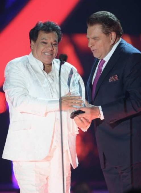 Juan Gabriel muy alegre al recibir el reconocimiento de Billboard por su trayectoria.