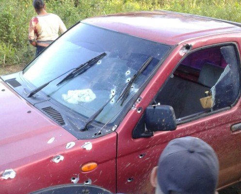 Un muerto y dos heridos en emboscada a pick up en Trujillo